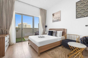 Upmarket Apartment with a Pool, Gym & Private Balcony
